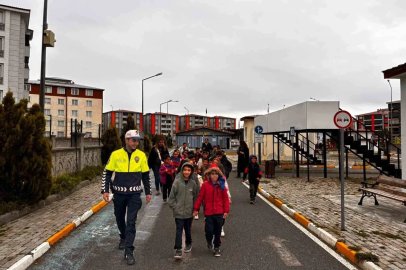 Kars’ta miniklere trafik dersi: Öğrenciler kuralları uygulamalı öğrendi
