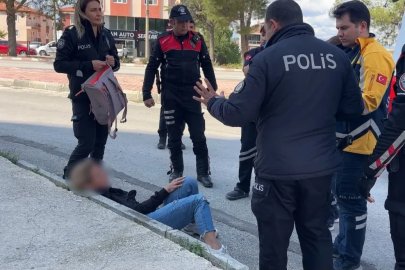 Yoldan geçen araçların önüne atladı, polis ekiplerine zor anlar yaşattı
