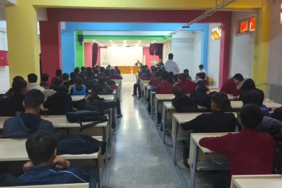Van’da liseli gençlere yönelik ‘Peygamber Efendimiz ve güzel ahlak’ konferansı düzenlendi
