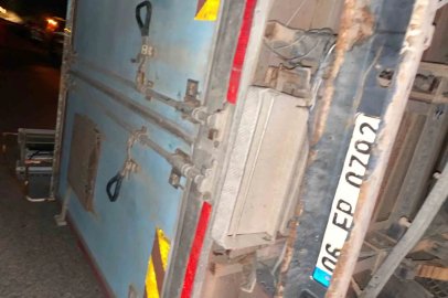 Ankara’da kamyonet kepçeye çarptı: 2 yaralı
