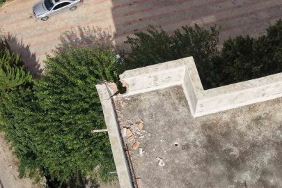 Kozan’da apartmana düşen yıldırımın oluşturduğu hasar dronla görüntülendi
