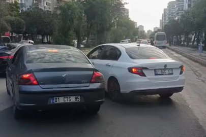 Trafikte tartışan iki sürücü, 180 bin liralık cezayı yememek için araçlarından inmedi
