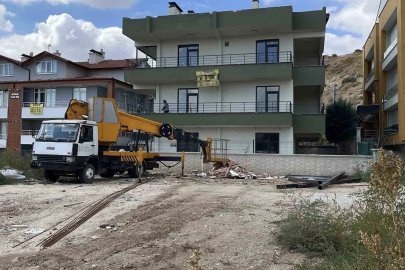Çatıya demir çıkartmak isterken vinçten düşen işçi yaralandı
