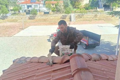 Okulun çatısının işçiliğini muhtar ücretsiz yaptı
