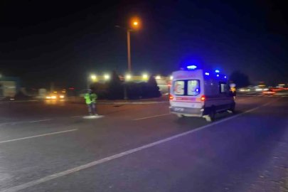 Trafikte kalan ambulansa polis ekiplerinden hızlı müdahale
