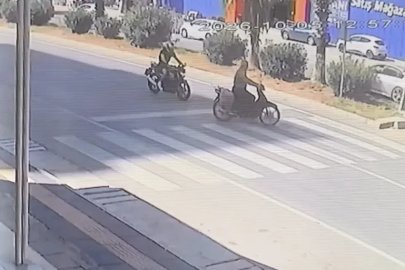 Motosikletler çarpıştı, sürücülerden biri hayatını kaybetti: Kaza anı kamerada
