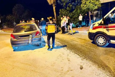 Antalya’da otomobil palmiyeye çarptı: 2 yaralı

