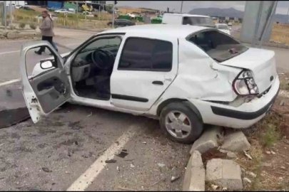 İki otomobil kafa kafaya çarpıştı: 5 yaralı
