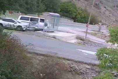 İki aracın arasında kalan kadının ölümden kıl payı kurtulduğu kaza anı kamerada

