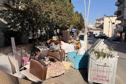 Kaldırımda akılalmaz görüntü: Ne varsa dışarı attılar
