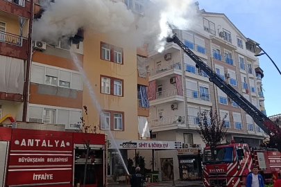 Antalya’da 5 katlı binada yangın: Mahsur kalan 2’si çocuk 4 kişiyi itfaiye kurtardı
