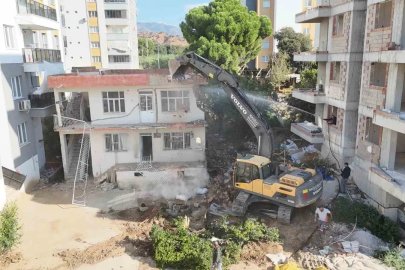 Metruk bina yıkıldı, trafik rahatlayacak
