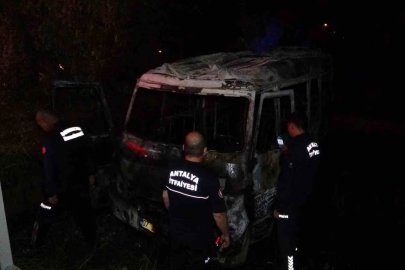 Antalya’da park halindeki minibüs yandı
