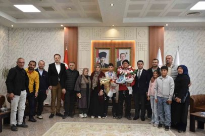 Balkan şampiyonunu ve balkan üçüncüsü çiçeklerle karşılandı
