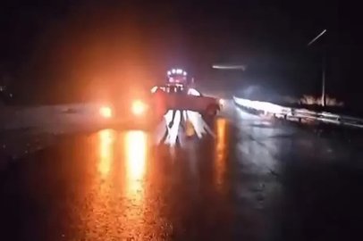 Hakkari-Van yolunda yağış nedeniyle iki araç yoldan çıktı
