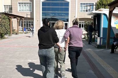 Burdur’da araçların önüne atlayıp polise saldırmaya çalışan kadın adliyeye sevk edildi
