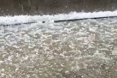 Kahta’da dolu yağışı karayolunu beyaza bürüdü
