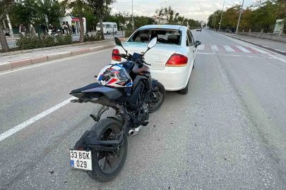 Karaman’da yaya geçidinde duran otomobile çarpan motosikletin sürücüsü yaralandı
