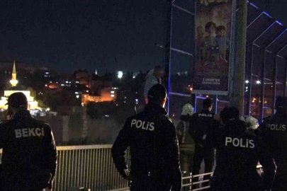 Haliç Köprüsü’nde intihar girişiminde bulunan şahıs 2 saat sonra ikna edildi
