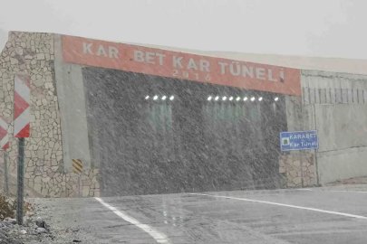 3 bin rakımlı Karabet Geçidi’nde sis ve kar yağışı etkili oluyor
