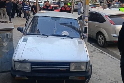 Polisten kaçarken ters yöne girdi, kaldırımda sıkıştı
