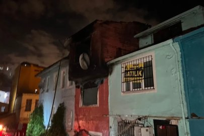Fatih’te 2 katlı bina alev alev yandı
