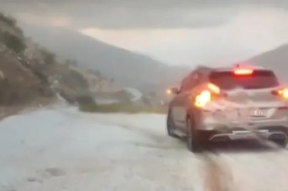 Malatya’da dolu yağışı yolları beyaza bürüdü
