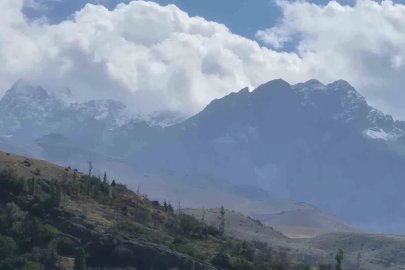 Aladağlar’a mevsimin ilk karı yağdı
