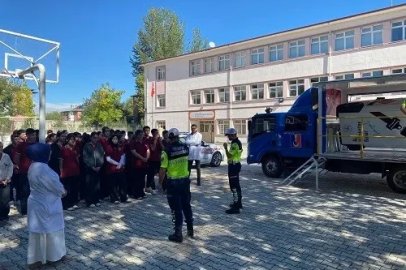 Erzincan’da öğrenci ve öğretmenlere uygulamalı trafik eğitimi verildi
