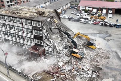 Rize İl Özel İdaresi’nin riskli binalarında yıkım başladı
