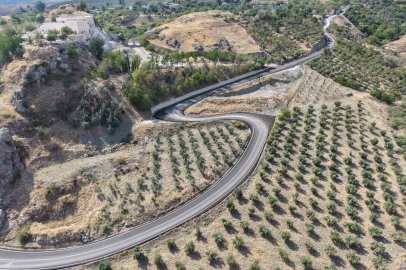 HBB, Kırıkhan Alaybeyli’nin bağlantı yolunu asfaltladı
