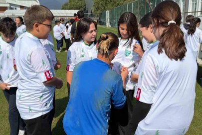 Çocuk taraftarların Boluspor heyecanı: 40 öğrenciye imzalı forma
