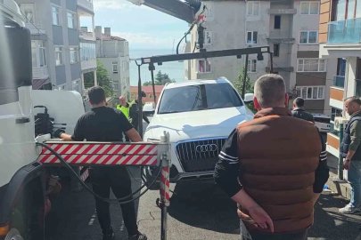 Freni boşalan araç istinat duvarında asılı kaldı
