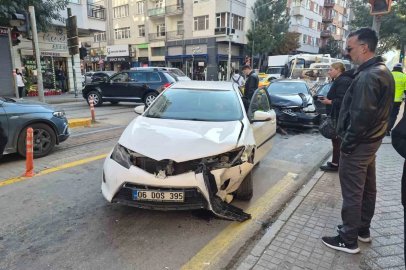 Eskişehir’de iki araç kafa kafaya çarpıştı
