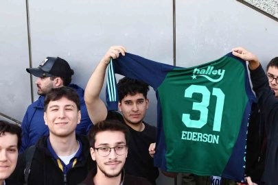 Ederson, imza gününde sarı-lacivertli taraftarla buluştu
