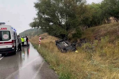 Erzurum’da kayganlaşan yolda belediye aracı devrildi: 2 yaralı
