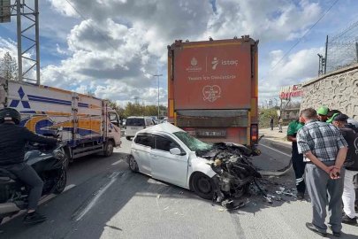Arnavutköy’de 3 araçlı kaza: Otomobil hurda yığınına döndü, sürücü hafif yaralı kurtuldu
