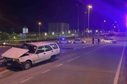 Kavşakta çarpışan otomobillerden biri bariyerlere çarparak durabildi: 2 yaralı
