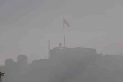 Kars’ta sis etkili oldu, tarihi Kars Kalesi sis bulutlarında kayboldu
