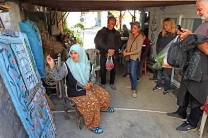 Çeşme’deki eski kapıya Nuran Erden’in fırçasıyla yeni hayat
