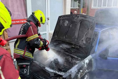 Bandırma’da park halindeki otomobilin motor kısmında alev aldı
