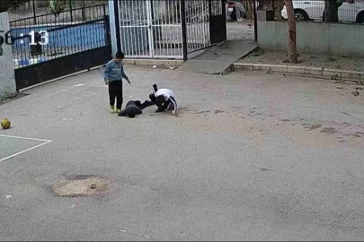 Karnına top çarpan çocuk yere yığıldı, yardımına okul müdürü yetişti
