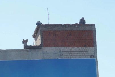 İzmir’de 10 katlı binanın çatısında ’ölümüne’ mesai
