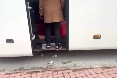 Tur otobüsünden atılan çöpler toplattırıldı
