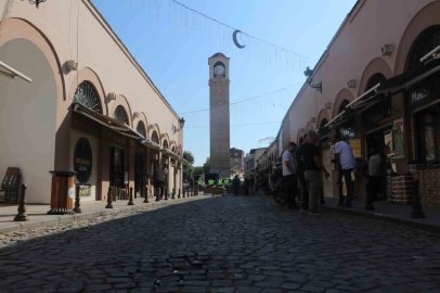 Tarihi Büyük Saat Kulesi’nin bulunduğu cadde trafiğe kapatıldı
