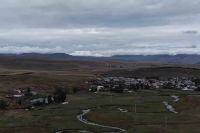 Kars’ta dağların zirvesi beyaza büründü
