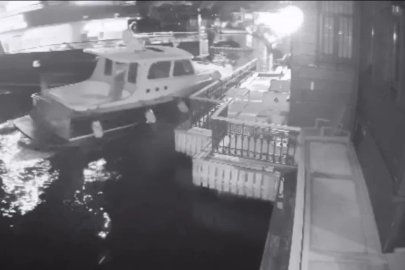 Derin Mermerci’nin Boğaz’da bulunan tarihi yalısına yolcu vapuru çarptı... O anlar kamerada
