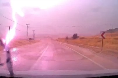 Yıldırım böyle düştü: O anlar araç kamerasında
