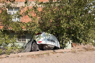 Diyarbakır’da araç istinat duvarından aşağı düştü
