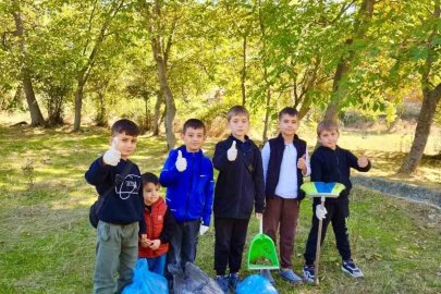 6 çocuk mahallelerini temizlemek için kolları sıvadı
